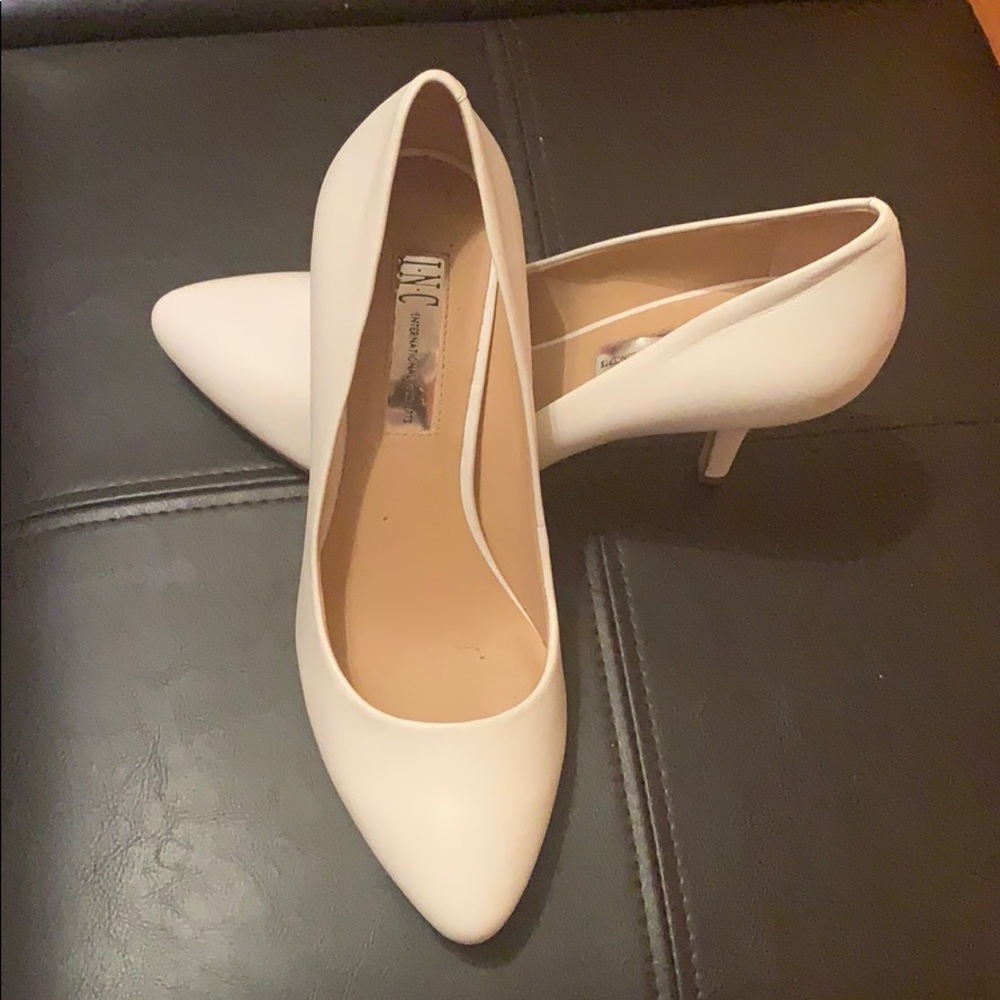 INC White pumps